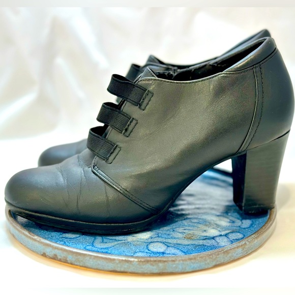 Clarks Women’s Heeled Booties Sz 7.5 - BLACK - Picture 1 of 15